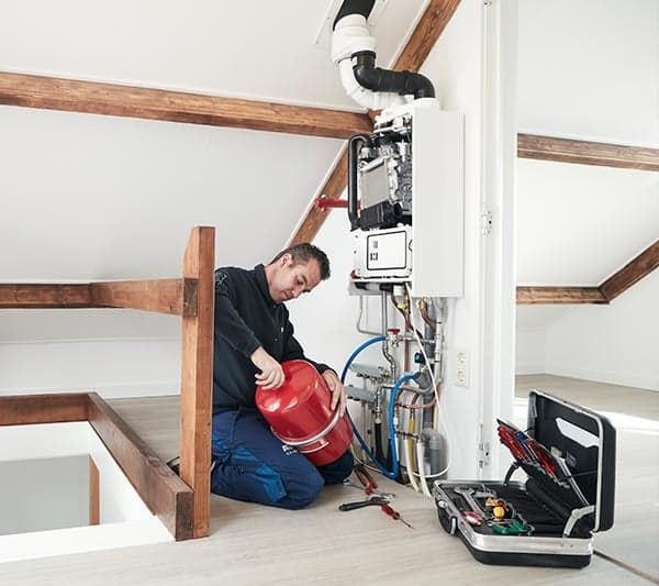 Loodgieter repareert CV ketel storing en verhelpt defecten