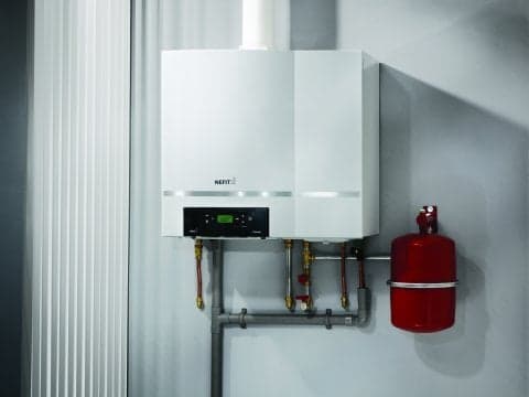 Loodgieter spoort CV verwarmingslekkage op en repareert