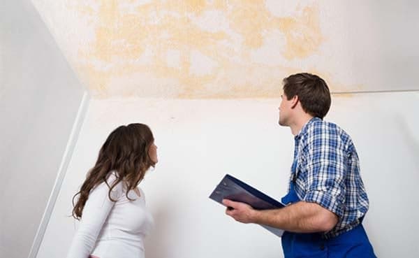 Loodgieter repareert muur en plafond lekkage in woning