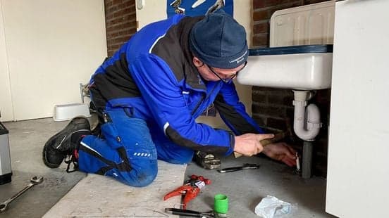 Spoed loodgieter repareert gesprongen leiding direct